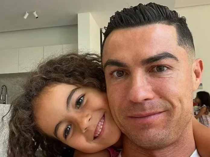 Cristiano Ronaldo sonríe junto a su hija Alana en una escena de Soy Georgina.