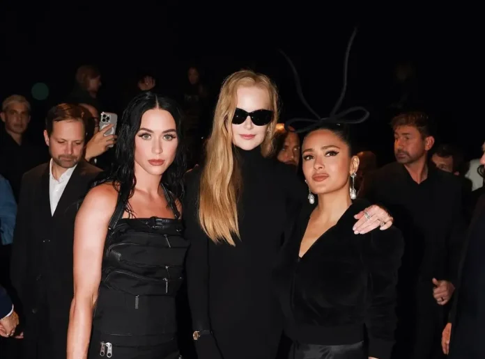 Salma Hayek y Nicole Kidman en la alfombra roja del desfile de Balenciaga, posando junto a Katy Perry.