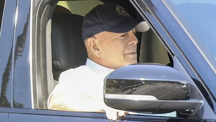 Bruce Willis disfrutando de un paseo en automóvil en Los Ángeles, mientras enfrenta la demencia frontotemporal, rodeado del amor de su familia.