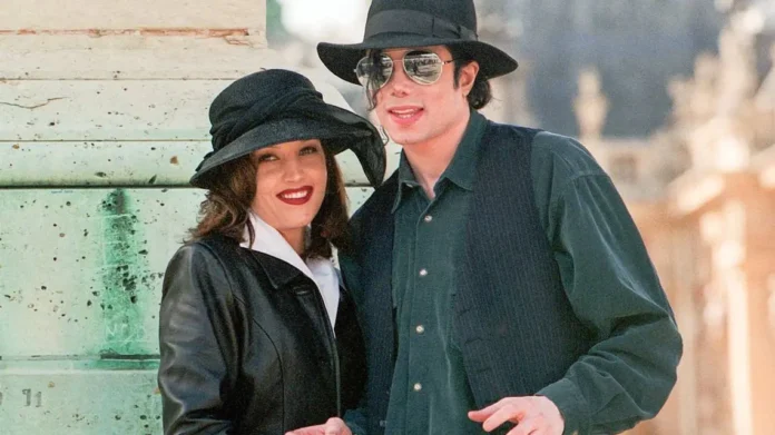 Lisa Marie Presley junto a Michael Jackson durante su relación, ambos sonrientes en un evento público.