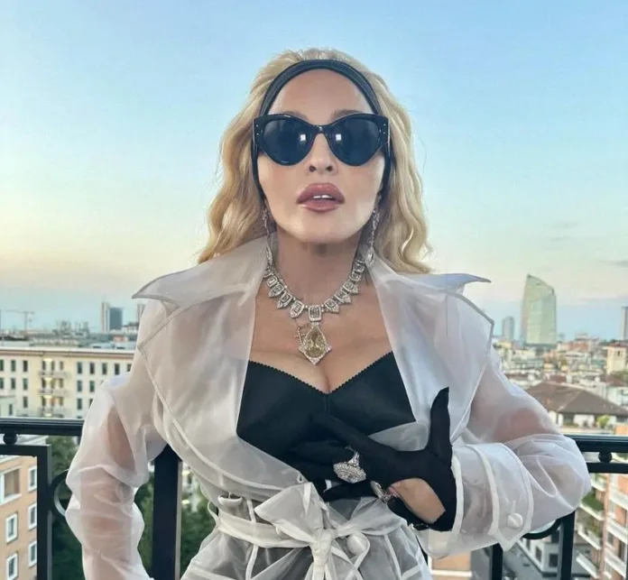 Madonna recibiendo un homenaje en el desfile de Dolce & Gabbana durante la Semana de la Moda de Milán.