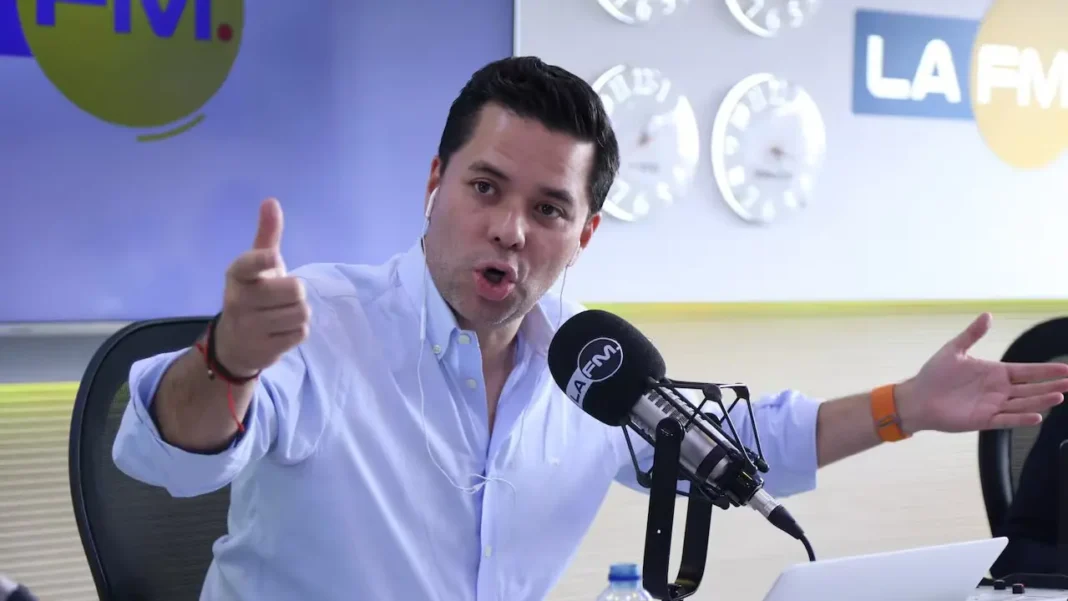 Luis Carlos Vélez durante un programa de La FM