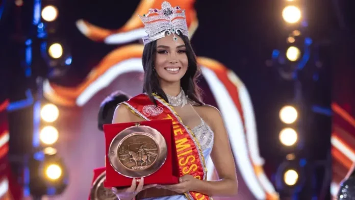 Diana Moreno celebrando su victoria como Miss Globe 2024 con la corona en la gala de Tirana, Albania.