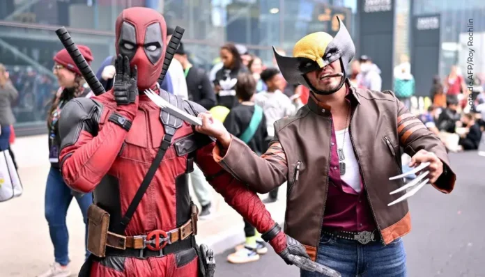 Cosplayers en el evento SOFA 2024 celebrando la cultura pop y la fantasía en Colombia.