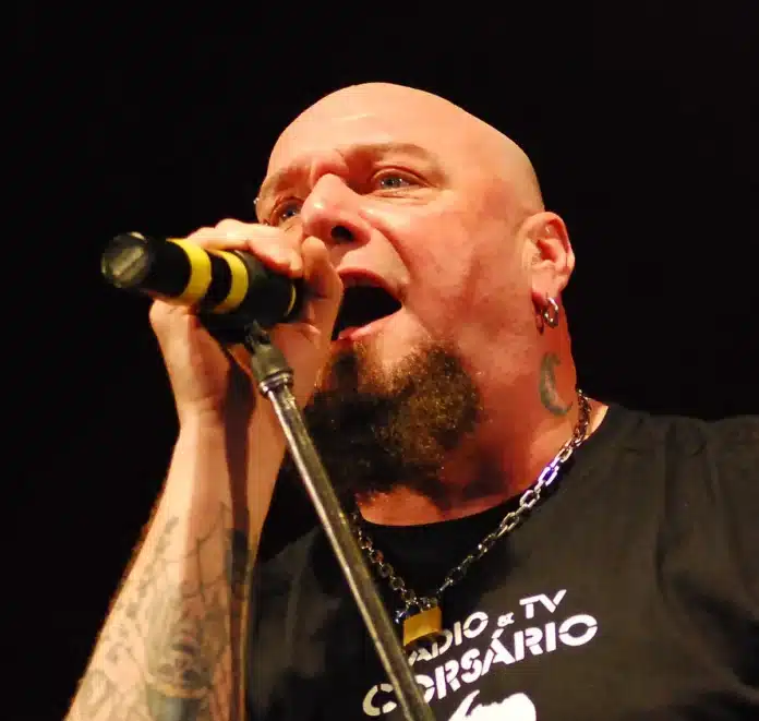 Paul Di’Anno en concierto, el icónico vocalista de los primeros álbumes de Iron Maiden.