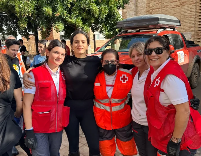 Rosalía ayudando en Valencia junto a organizaciones y voluntarios tras las fuertes lluvias